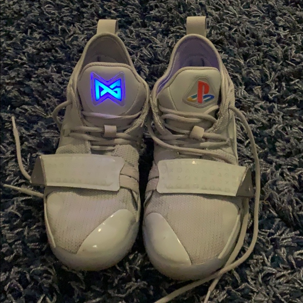 Boys Paul George basketball shoes with light logo